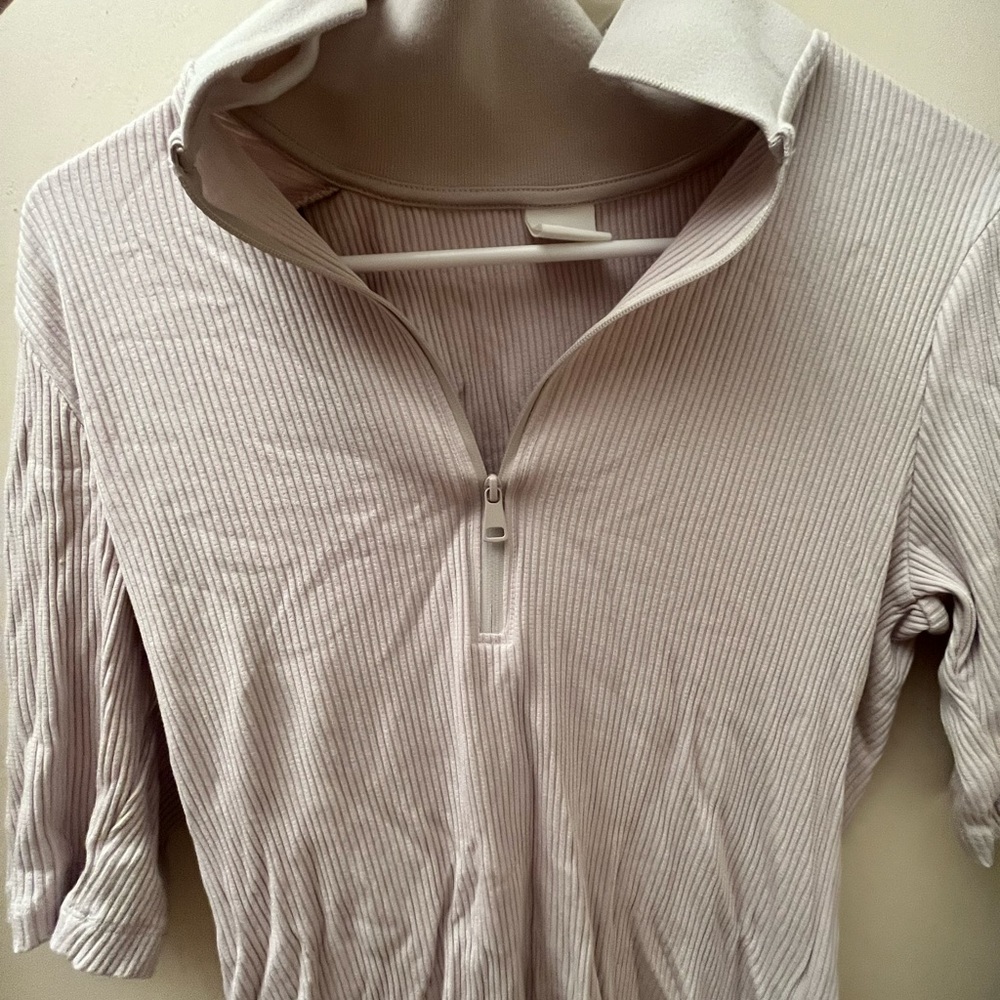 H&M crème crewneck shirt